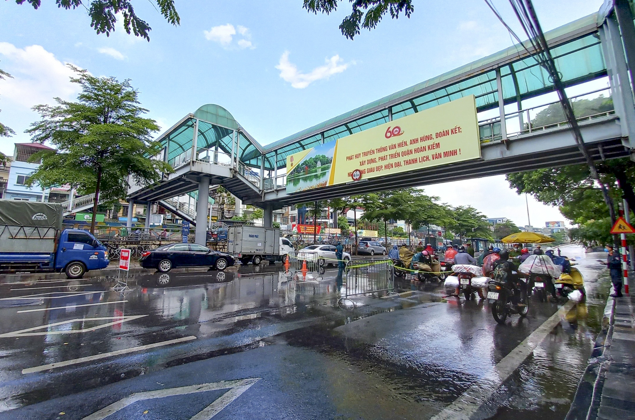 Hà Nội siết chặt các chốt kiểm soát và triển khai cấp giấy đi đường mới